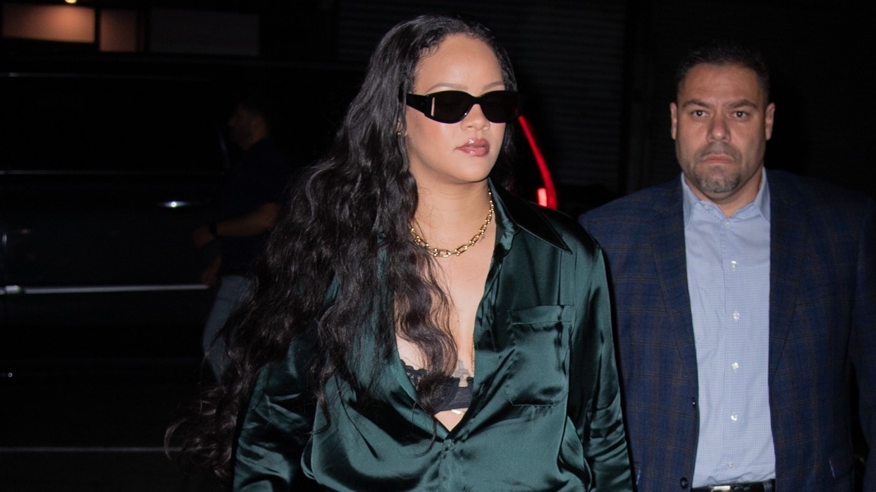 Rihanna draagt een leren minirok tijdens date night Vogue NL