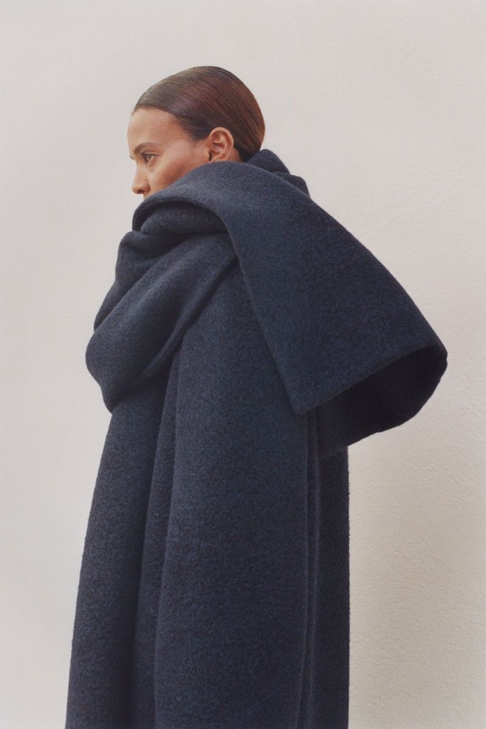 Liya Kebede voor The Row herfst/winter 2022 campagne
