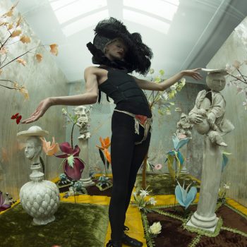 deze-nieuwe-expositie-viert-de-fabelachtige-surrealistische-fantasie-van-tim-walker-224563