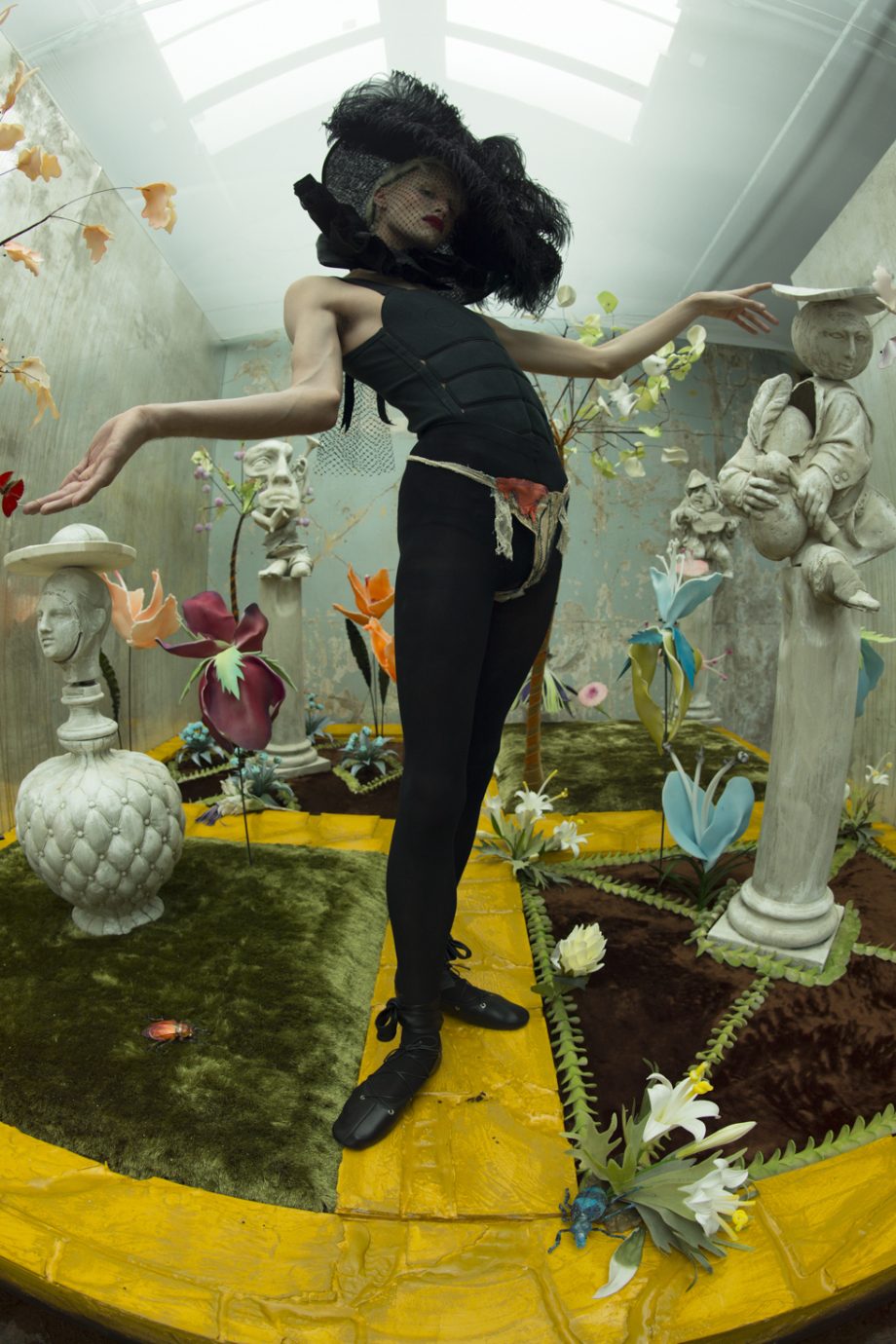 deze-nieuwe-expositie-viert-de-fabelachtige-surrealistische-fantasie-van-tim-walker-224563