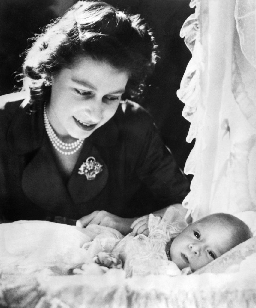 30 foto's van koningin Elizabeth met de nieuwe koning Vogue.nl 30 foto's van koningin Elizabeth met de nieuwe koning Vogue.nl