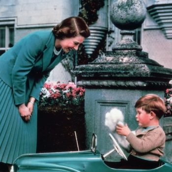 30-ontroerende-fotos-van-koningin-elizabeth-met-haar-oudste-zoon-de-nieuwe-koning-222665