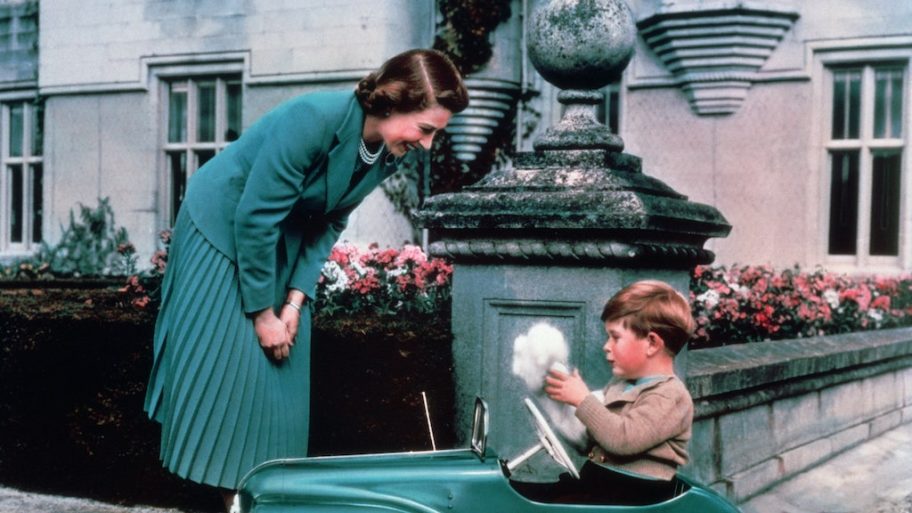 30-ontroerende-fotos-van-koningin-elizabeth-met-haar-oudste-zoon-de-nieuwe-koning-222665