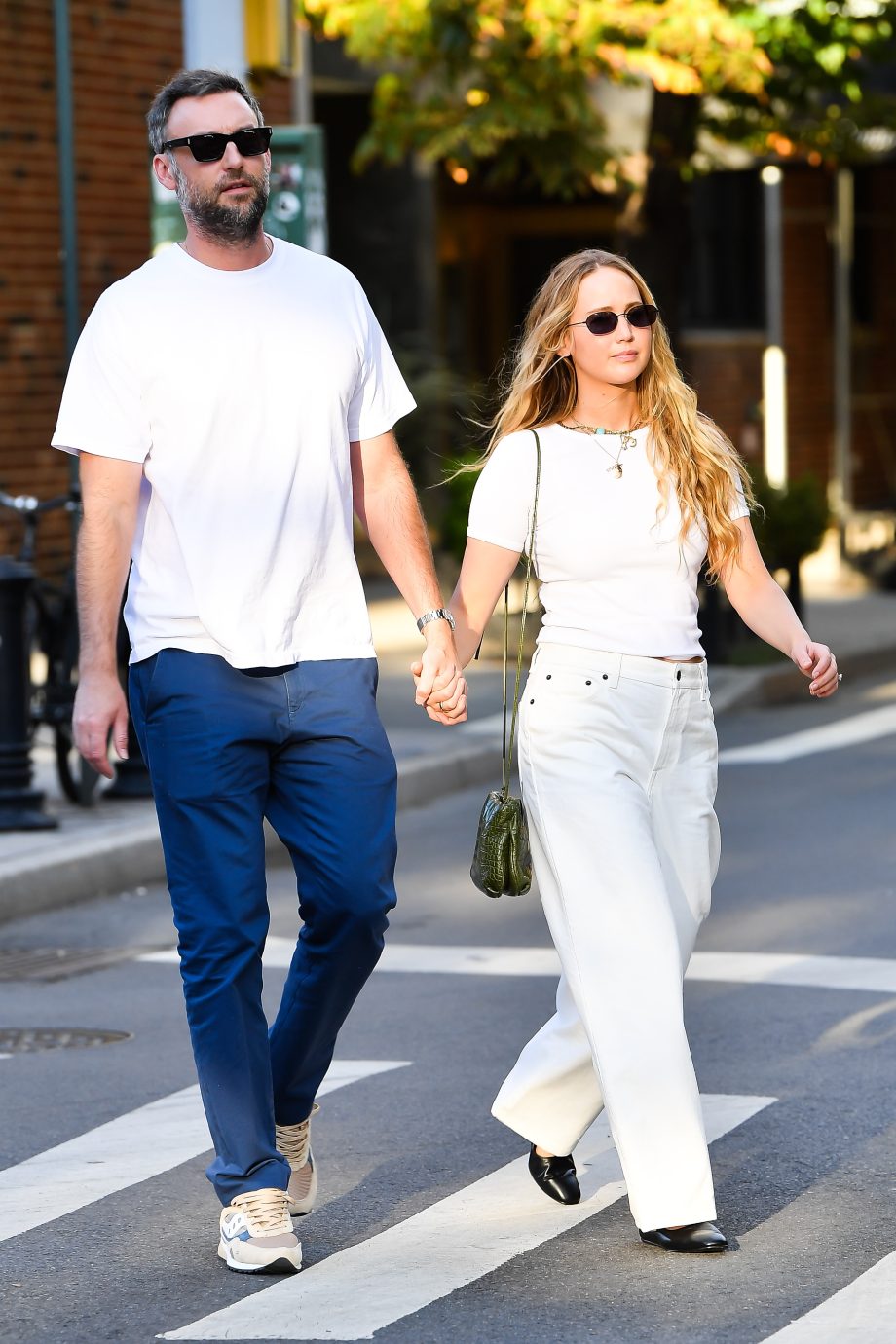 jennifer-lawrence-toont-hoe-je-witte-jeans-uit-de-nineties-draagt-in-de-nazomer-221578