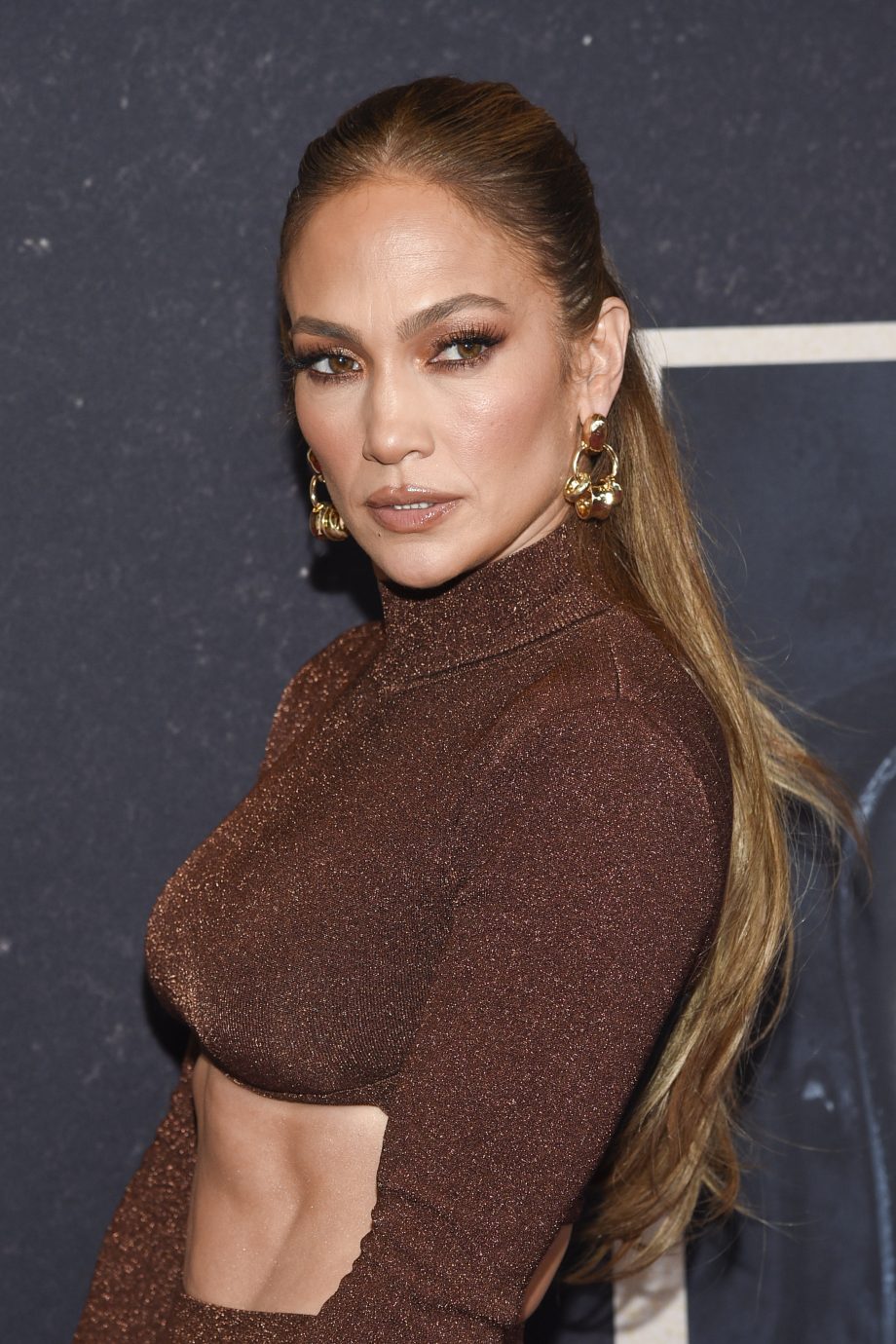 alles-over-de-nieuwe-netflix-thriller-the-mother-met-jennifer-lopez-als-huurmoordenaar-224965
