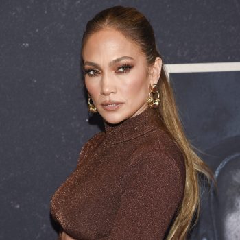 zien-jennifer-lopez-als-huurmoordenaar-in-de-officiele-trailer-van-netflix-film-the-mother-224965