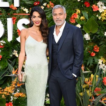 amal-clooney-geeft-een-chique-draai-aan-de-sexy-slipdress-222445