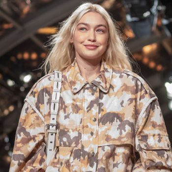 gigi-hadid-gaat-vrijwel-make-uploos-tijdens-de-isabel-marant-lente-zomer-2023-show-225615