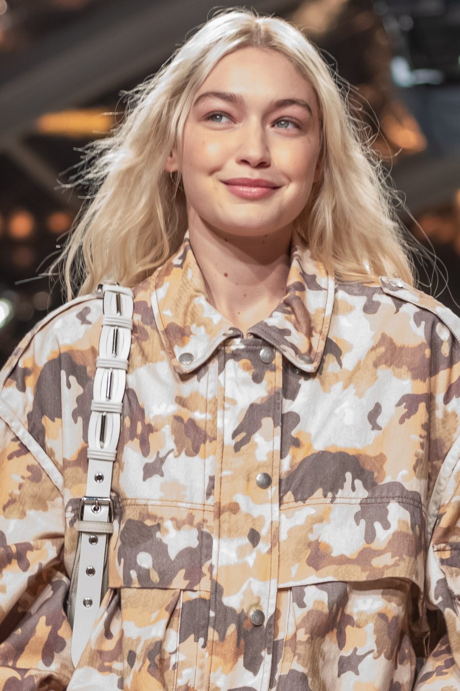 gigi-hadid-gaat-vrijwel-make-uploos-tijdens-de-isabel-marant-lente-zomer-2023-show-225615