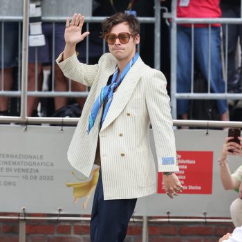 harry-styles-maakt-zijn-entree-in-venetie-in-glamoureuze-seventies-look-221844