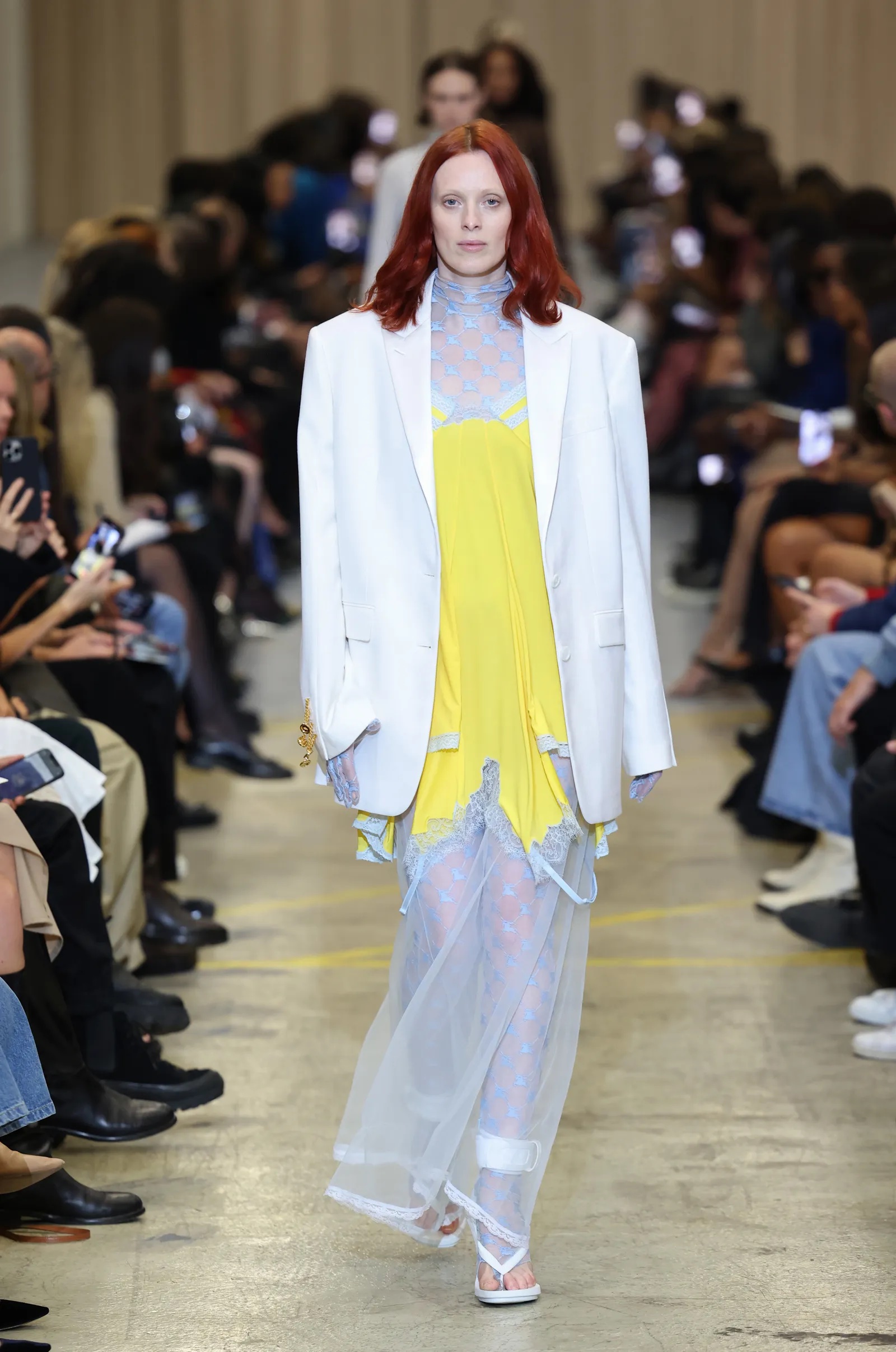 Karen Elson op de catwalk bij Burberry