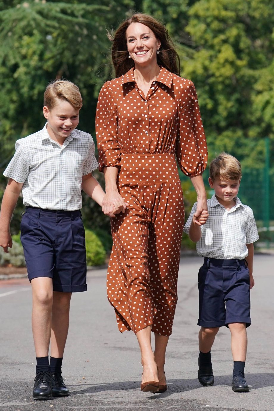 kate-brengt-haar-kinderen-naar-school-in-polkadotjurk-van-dit-door-royals-geliefde-merk-222399