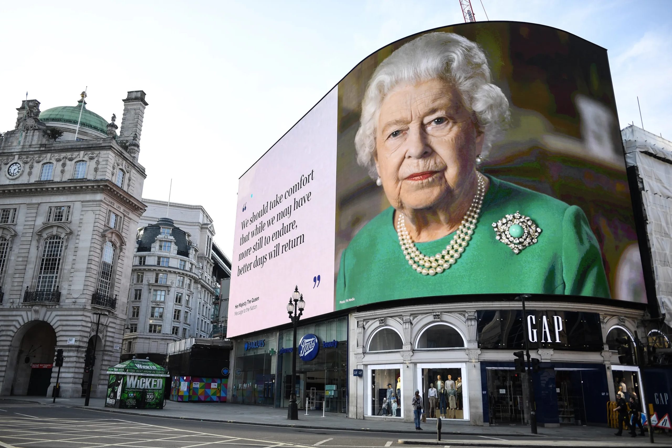 Een billboard van de toespraak van koningin Elizabeth over de coronapandemie wordt uitgezonden in Piccadilly Circus, 2020.