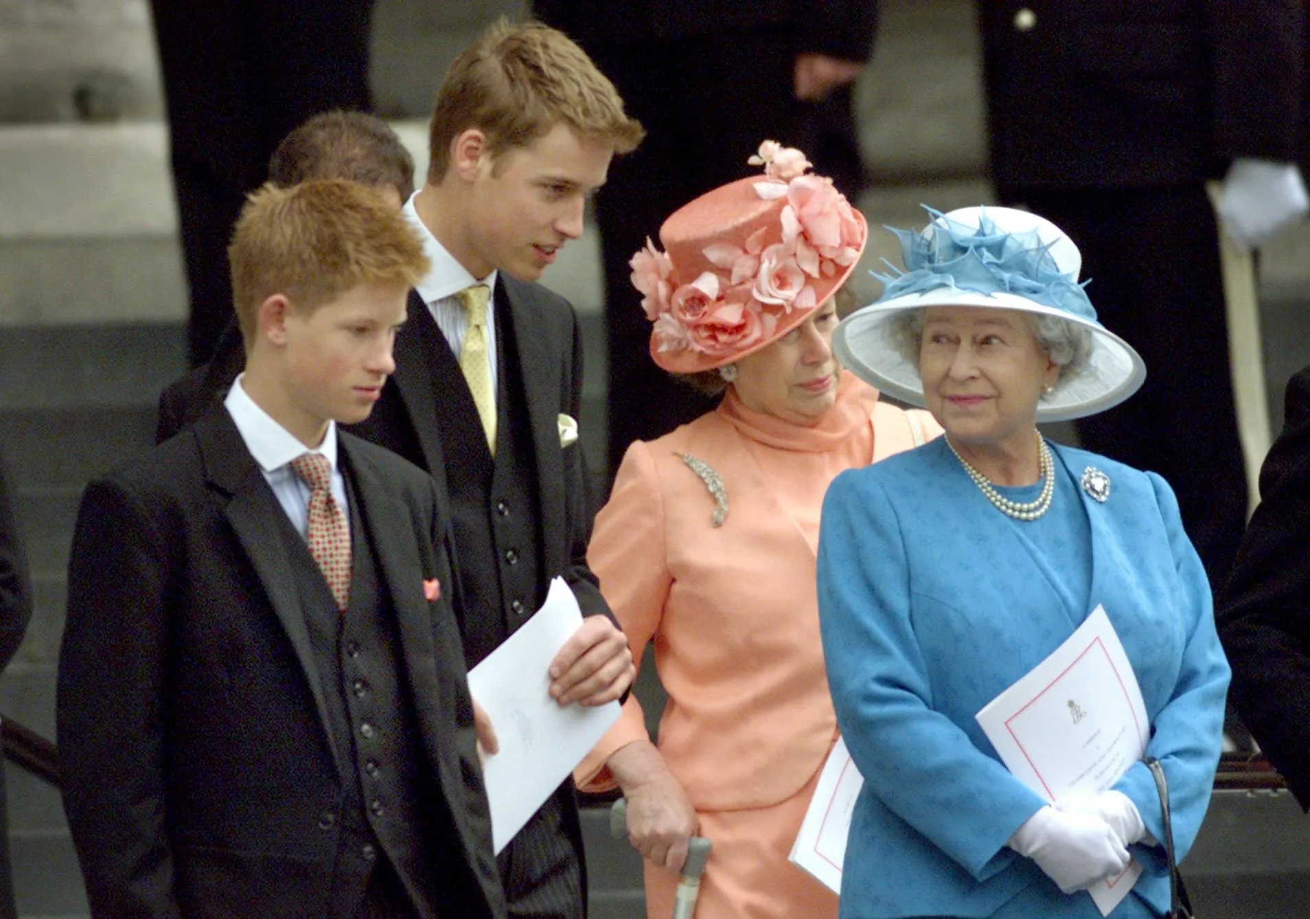 Koningin Elizabeth wacht op de trappen van St. Paul's Cathedral met haar kleinzonen prins Harry en prins William en zus prinses Margaret. Dit is na het bijwonen van een nationale dankdienst ter gelegenheid van de 100ste verjaardag van de koningin-moeder (Elizabeth I) in Londen op 11 juli 2000.