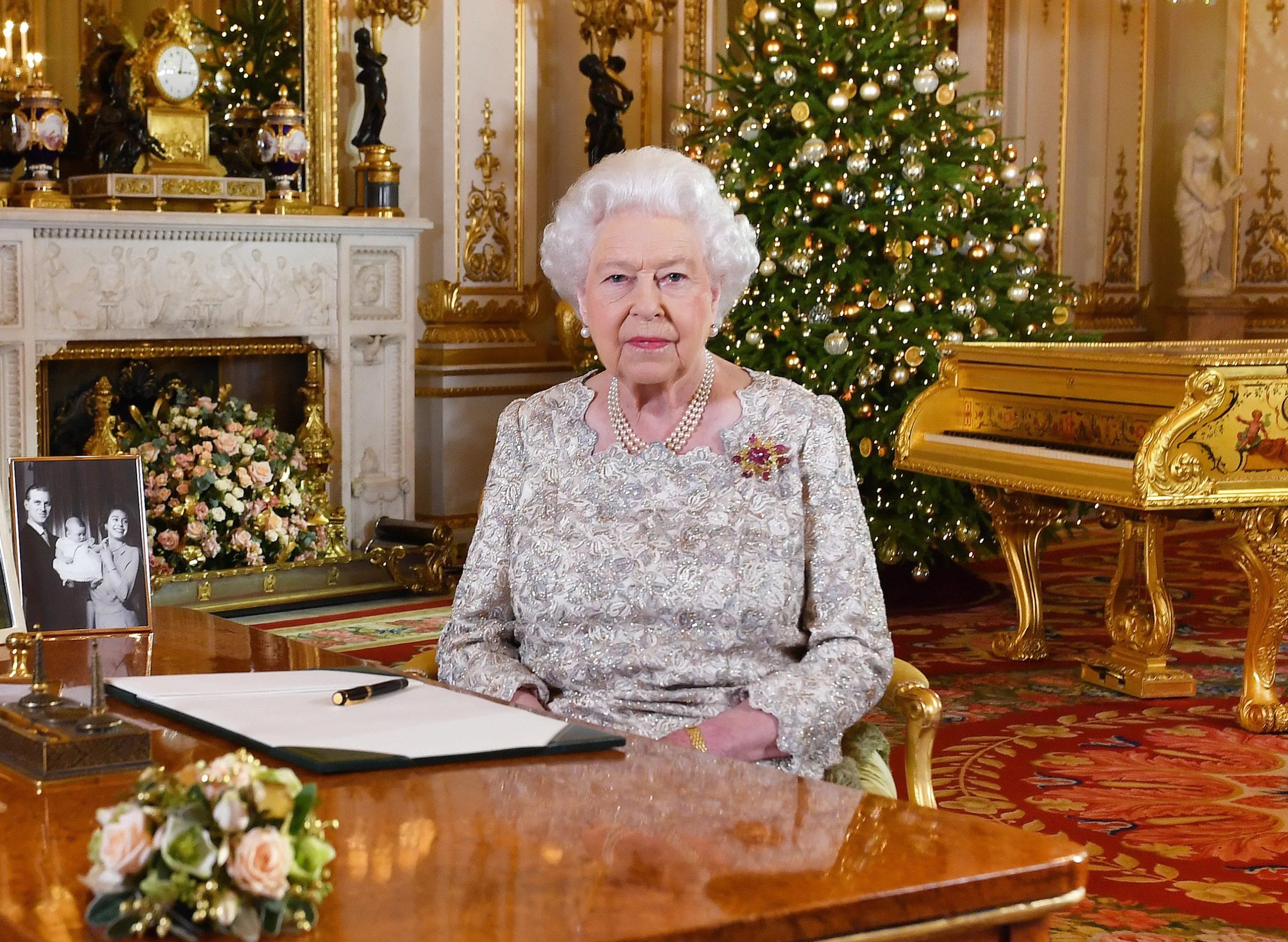 Koningin Elizabeth II poseert voor een foto nadat ze in december 2018 haar jaarlijkse kerstboodschap heeft opgenomen in de White Drawing Room van Buckingham Palace.