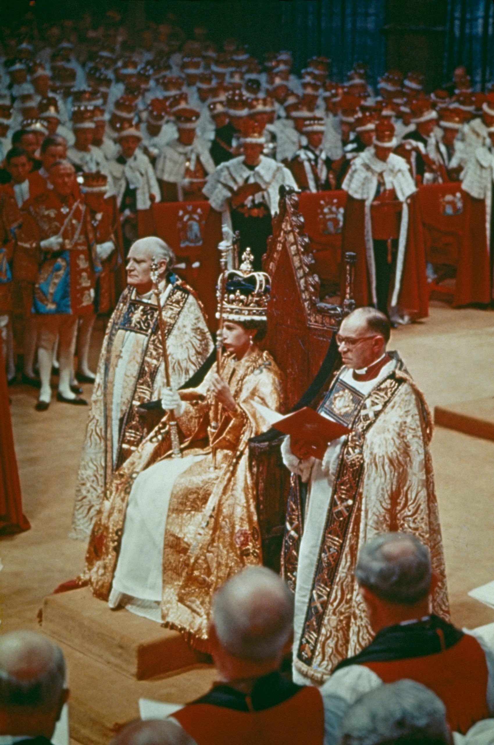 Koningin Elizabeth II tijdens haar kroningsceremonie in Westminster Abbey, Londen op 2 juni 1953.