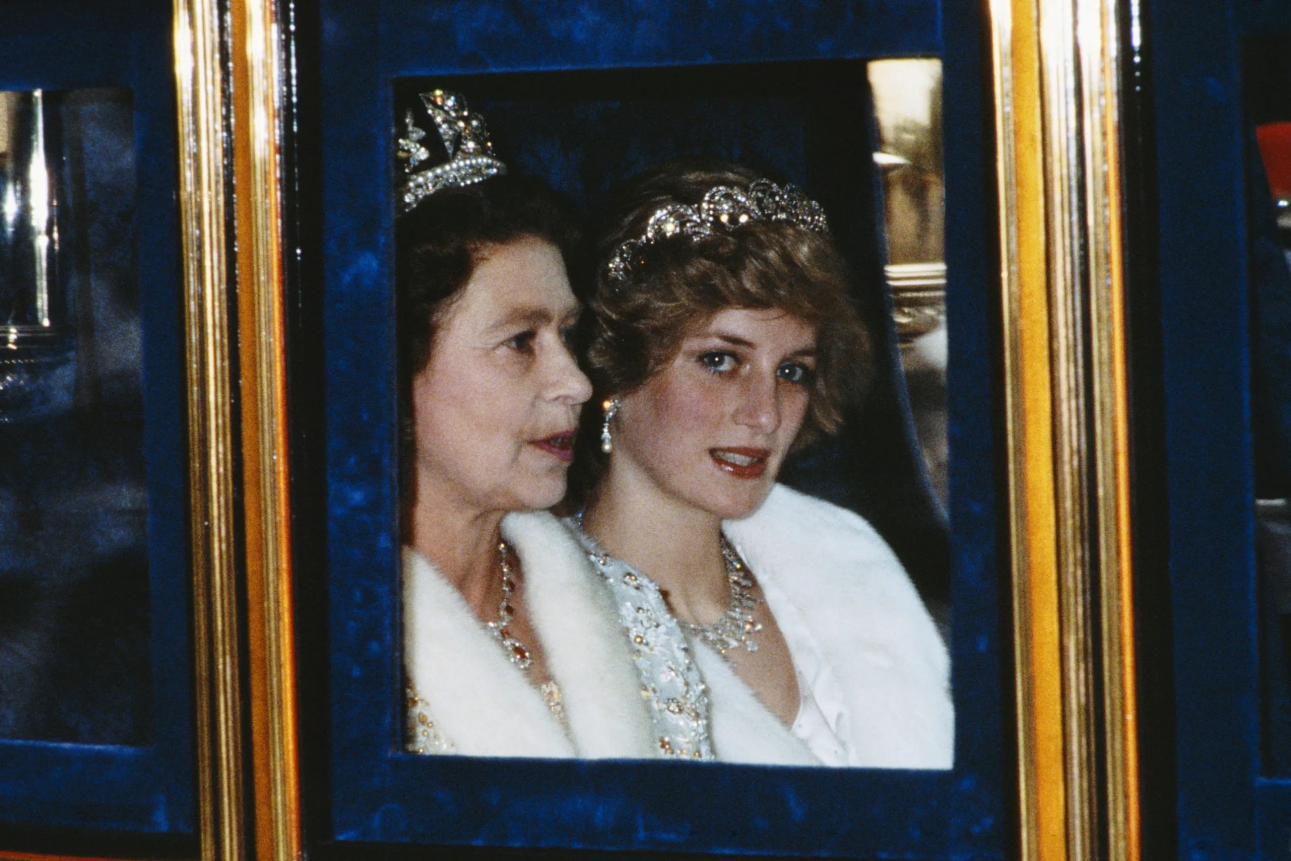 De prinses van Wales (Lady Di) en de koningin wonen de ‘State Opening of Parliament’ bij in Londen, november 1982