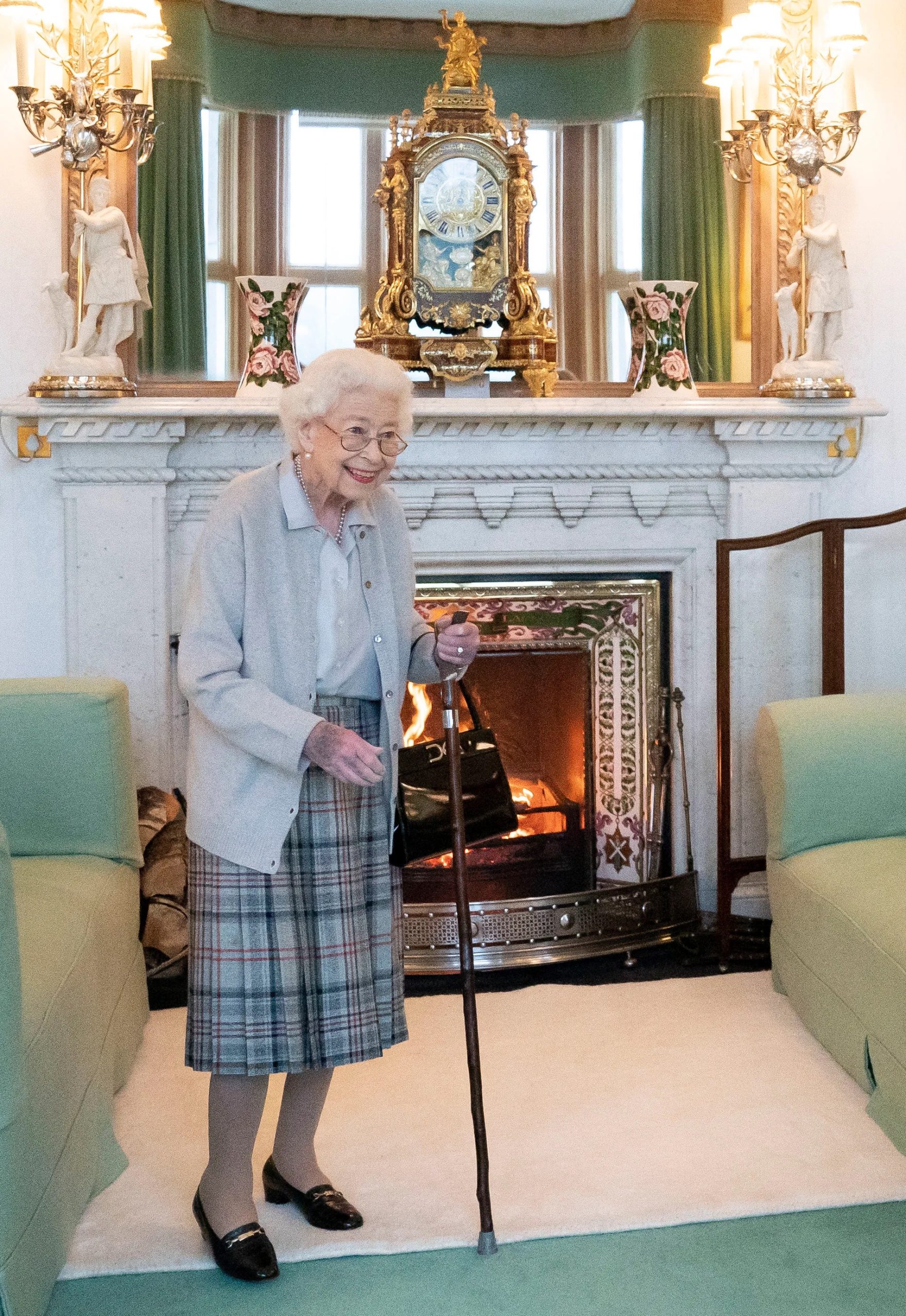 Koningin Elizabeth wacht op 6 september 2022 in de Drawing Room voordat ze de nieuw gekozen premier van het Verenigd Koninkrijk, Liz Truss, ontvangt in Balmoral Castle.