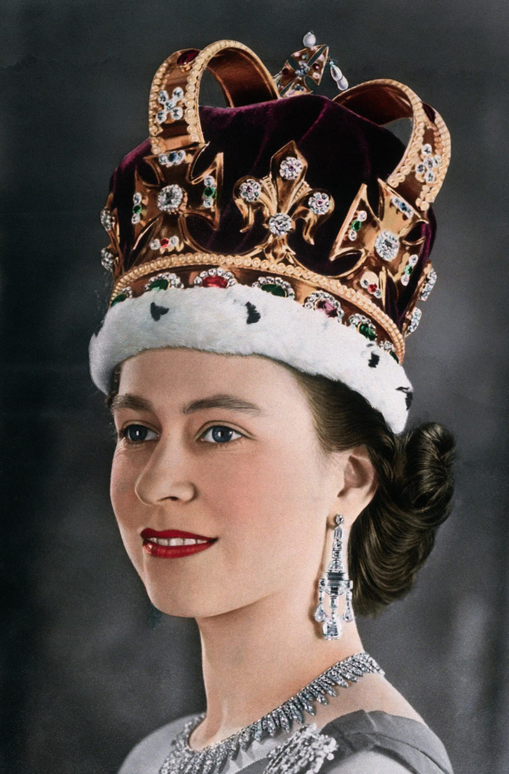 Een portret van de jonge Elizabeth II die de kroon van de koningen en koninginnen van Engeland draagt voor haar kroning in juni 1953