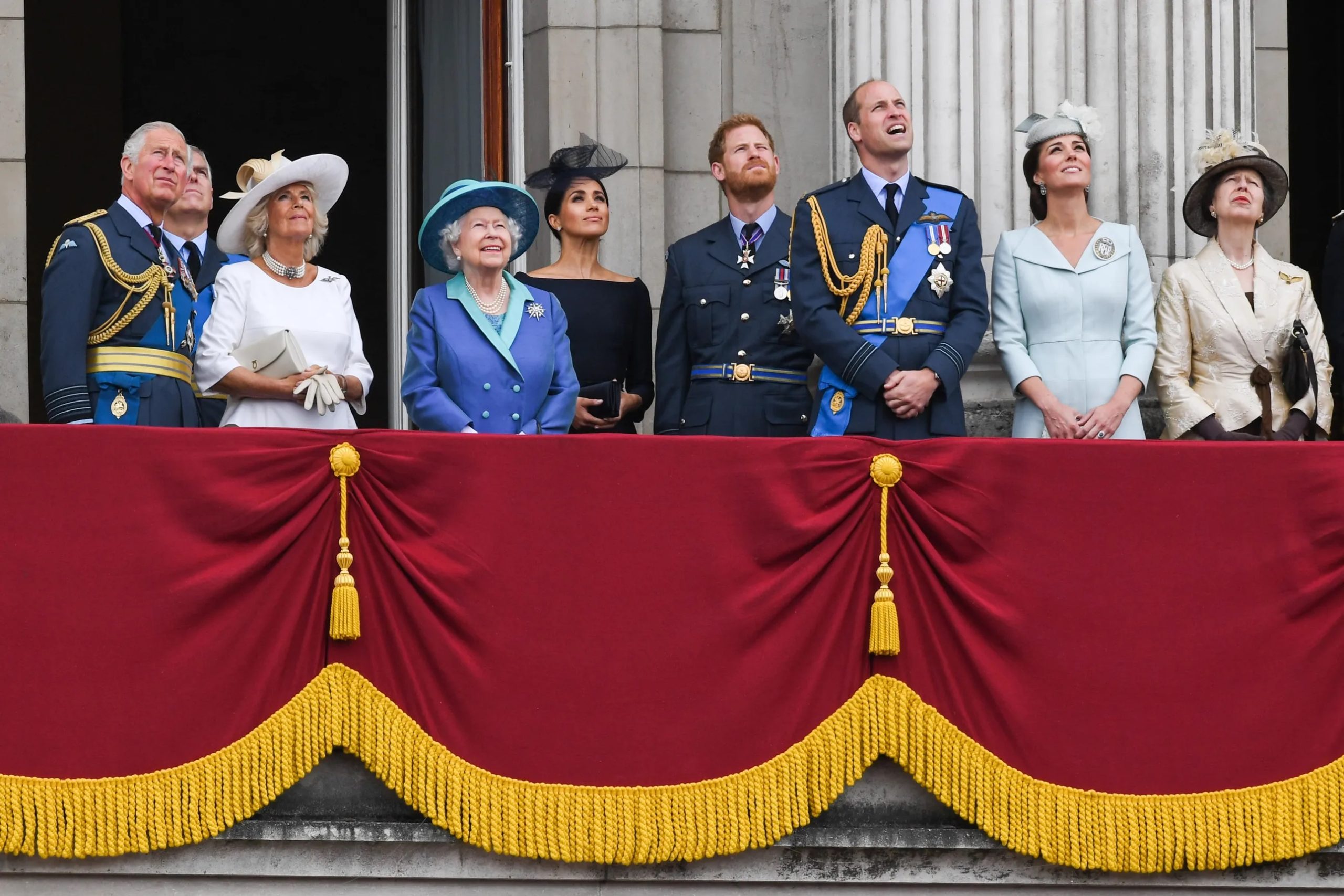 Prins Charles, Camilla, Hertogin van Cornwall, koningin Elizabeth II, Meghan Markle, prins Harry, prins William, Kate Middleton en prinses Anne staan op het balkon van Buckingham Palace om een flypast te bekijken ter gelegenheid van het honderdjarig bestaan van de Royal Air Force (RAF ) op 10 juli 2018 in Londen.
