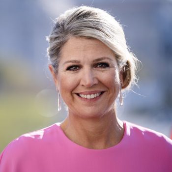 koningin-maxima-omarmt-de-barbiecore-trend-in-een-high-fashion-capejurk-222230