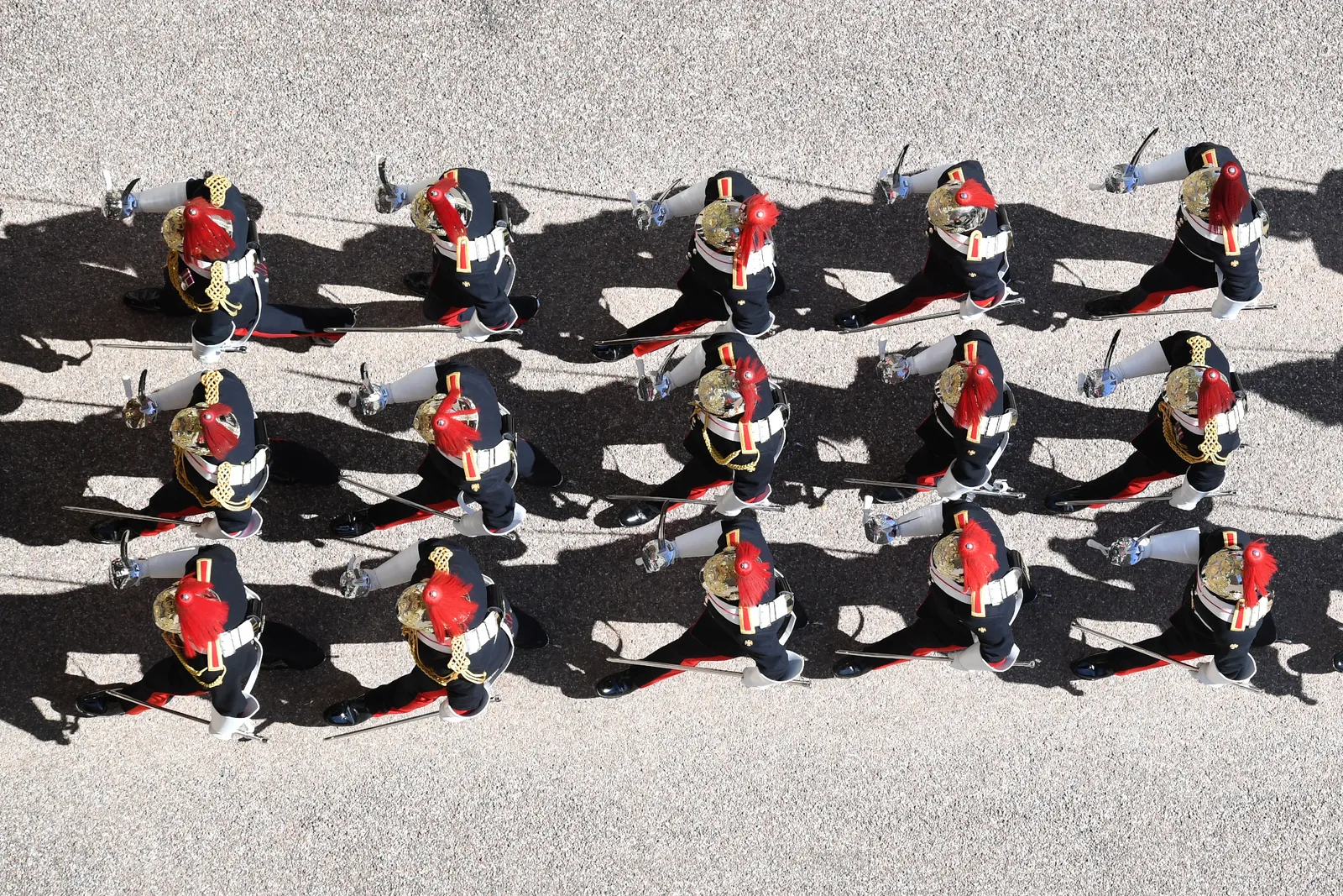 Leden van beveiligers marcheren naar hun plaats