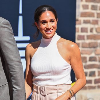 meghan-markle-is-het-toonbeeld-van-minimalistisch-chic-in-high-waist-broek-222177