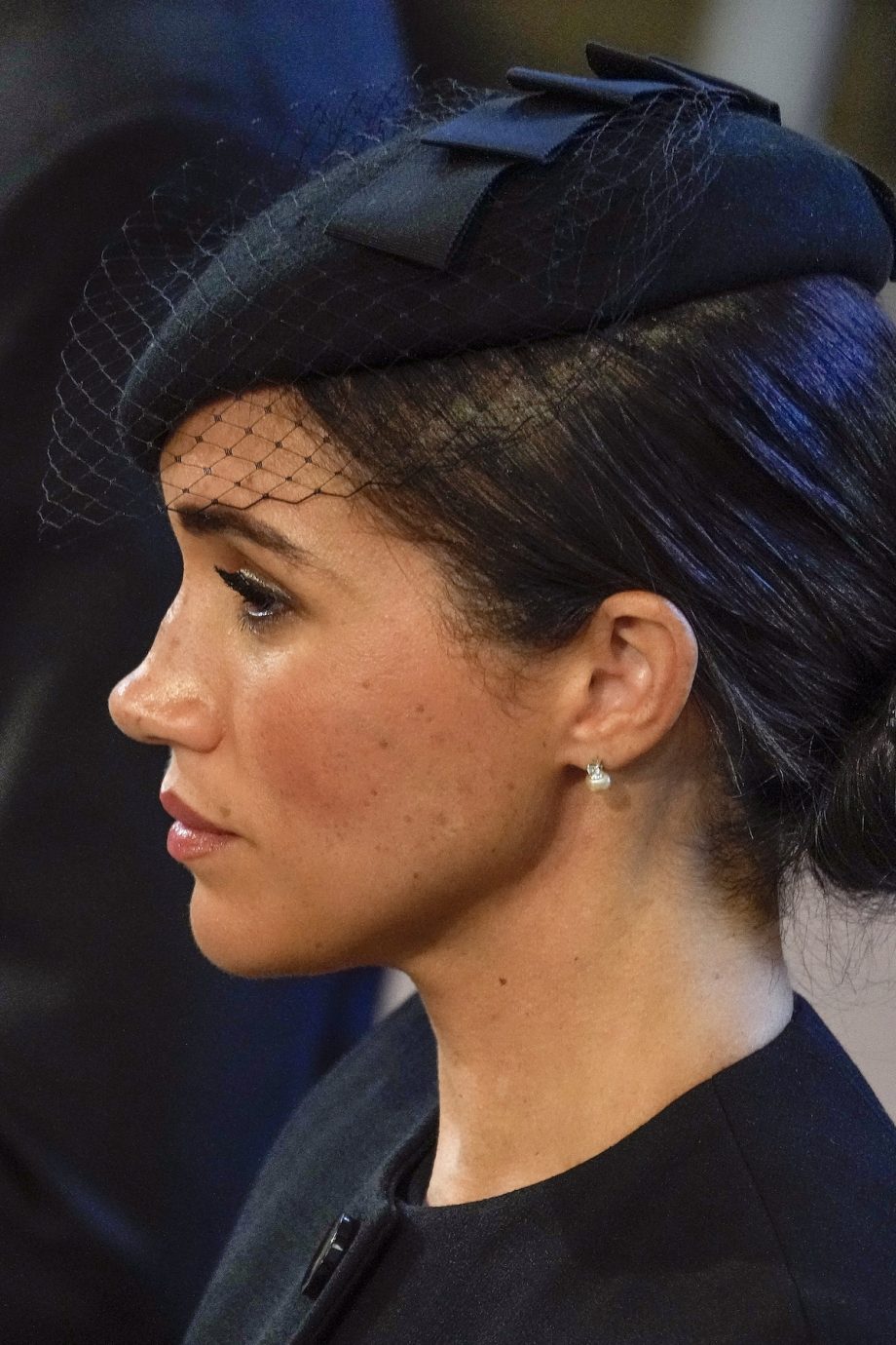 meghan-markle-eert-queen-elizabeth-met-pareloorbellen-tijdens-herdenkingsceremonie-223404