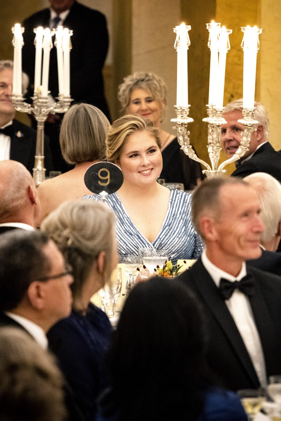 prinses-amalia-is-het-schitterende-middelpunt-tijdens-diner-met-de-raad-van-state-223417