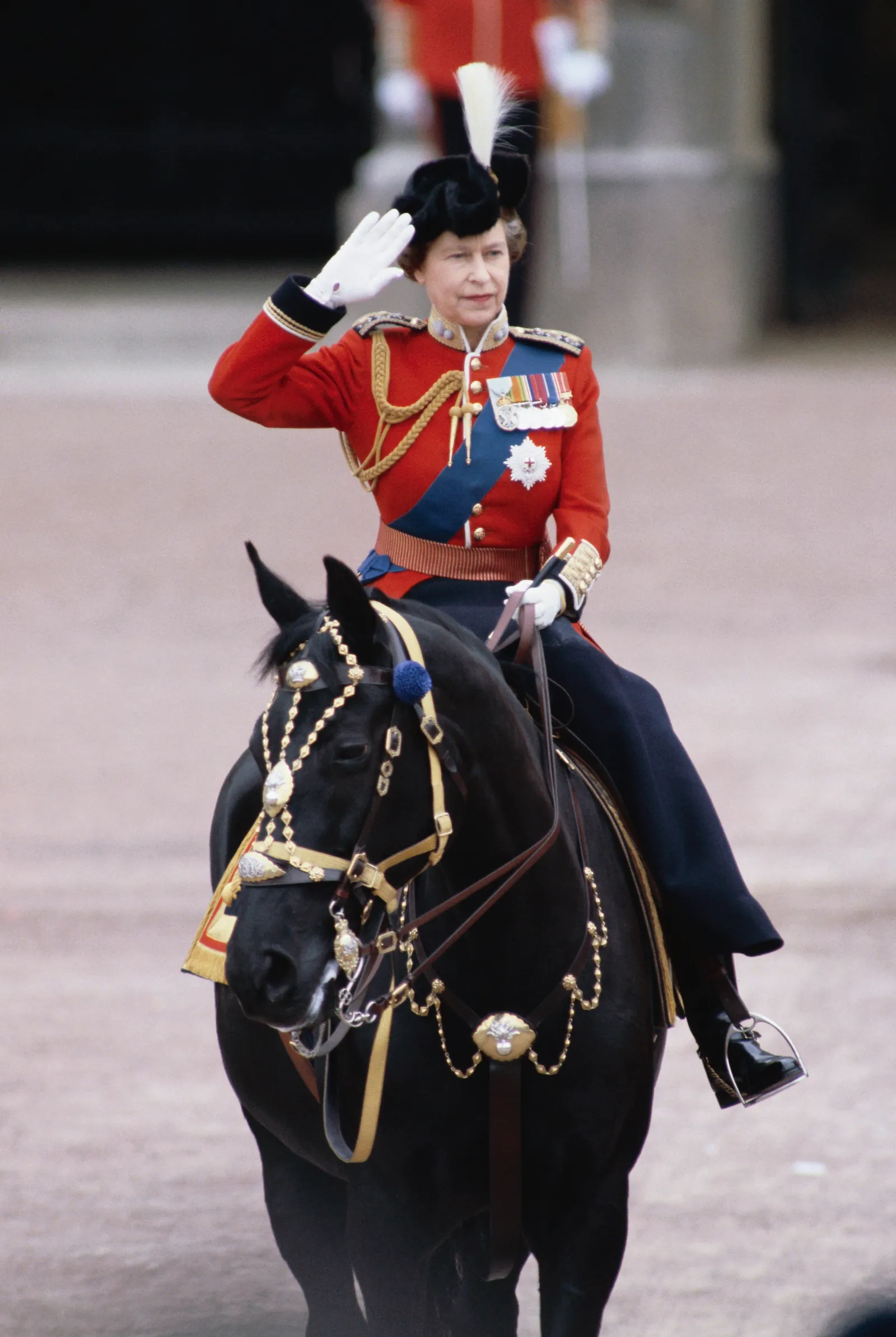 Queen Elizabeth op een paard bij Buckingham palace