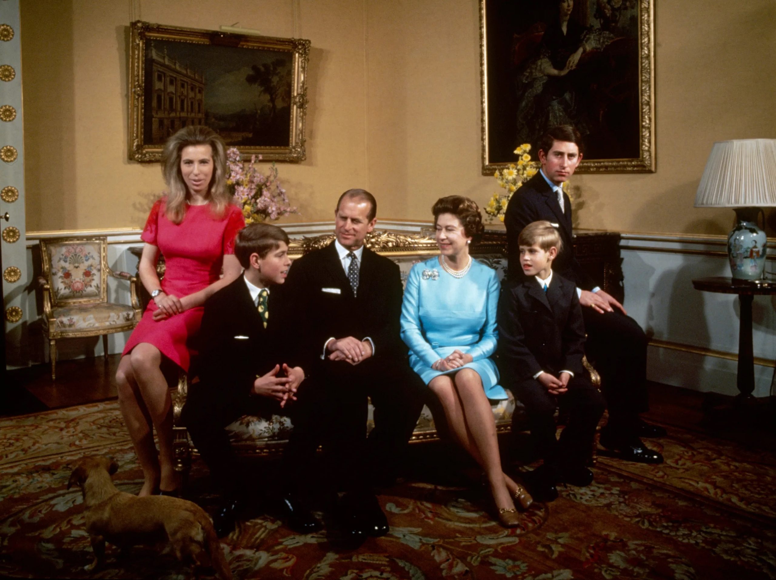 De koninklijke familie in Buckingham Palace, Londen, 1972. Van links naar rechts: prinses Anne, prins Andrew, prins Philip, koningin Elizabeth, prins Edward en prins Charles