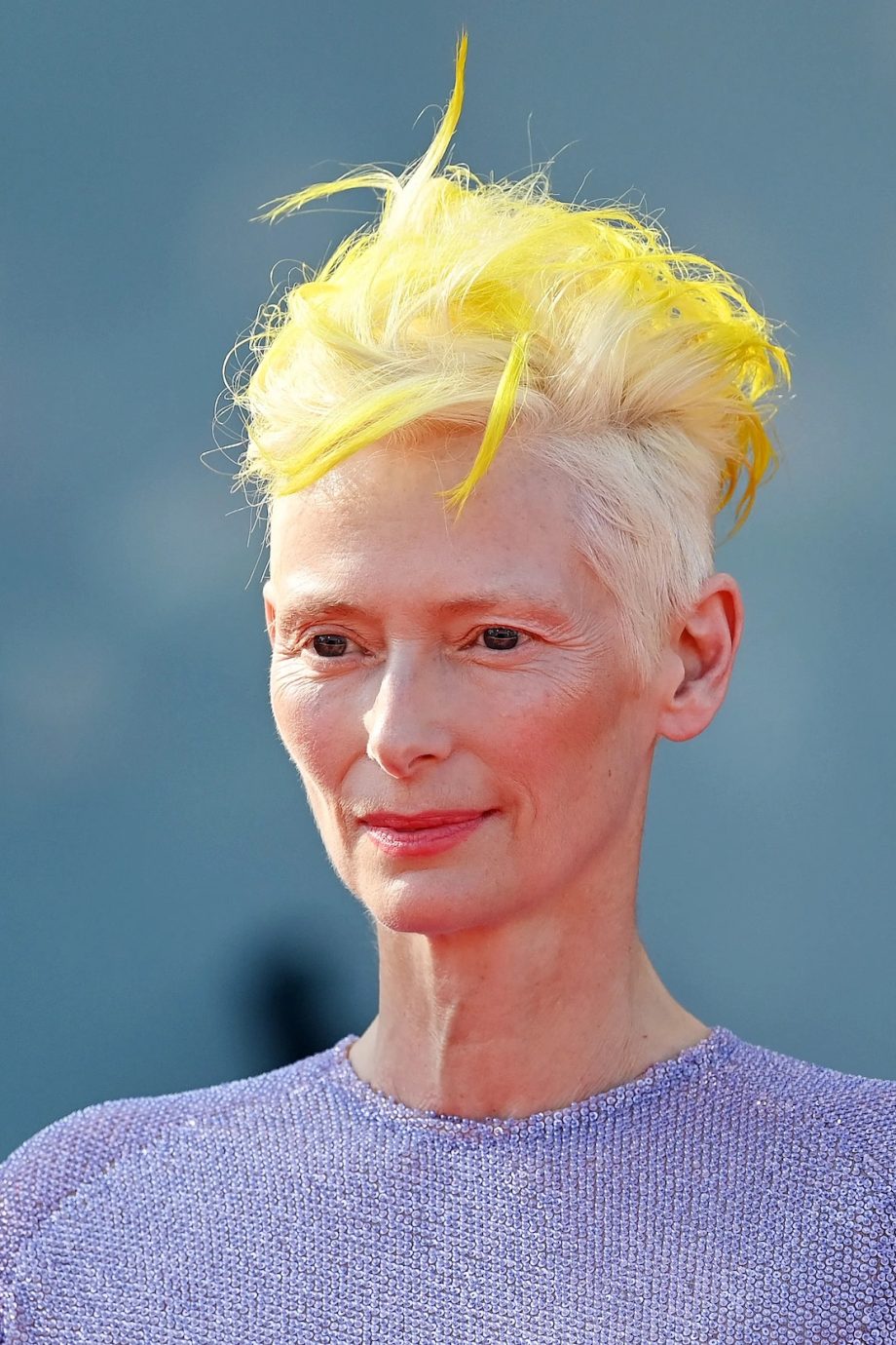 tilda-swintons-neongele-haar-in-venetie-heeft-een-bijzondere-betekenis-222157