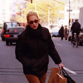 carolyn-bessette-kennedy-is-het-ultieme-stijlicoon-voor-een-tijdloze-herfstlook-228867