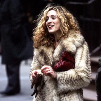 carrie-bradshaw-schrijft-sex-and-the-city-geschiedenis-met-monochrome-look-226884