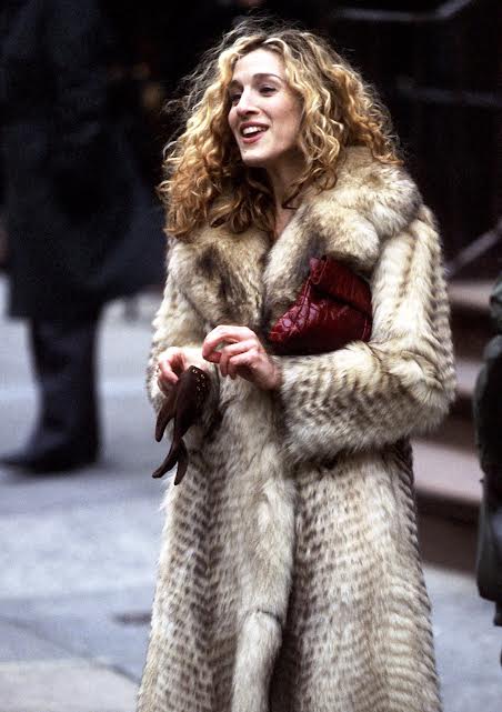 carrie-bradshaw-schrijft-sex-and-the-city-geschiedenis-met-monochrome-look-226884