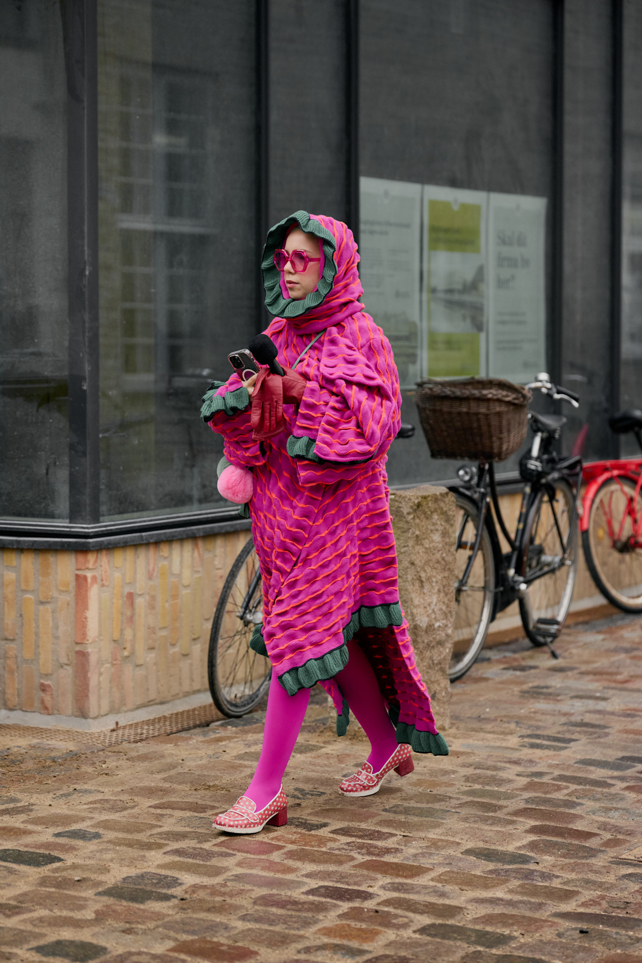Een showganger draagt een gekleurde panty