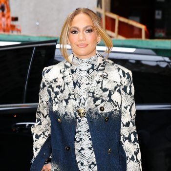 jennifer-lopez-showt-de-perfecte-herfstmanicure-en-haar-klassieke-nagellak-kost-slechts-10-euro-227816