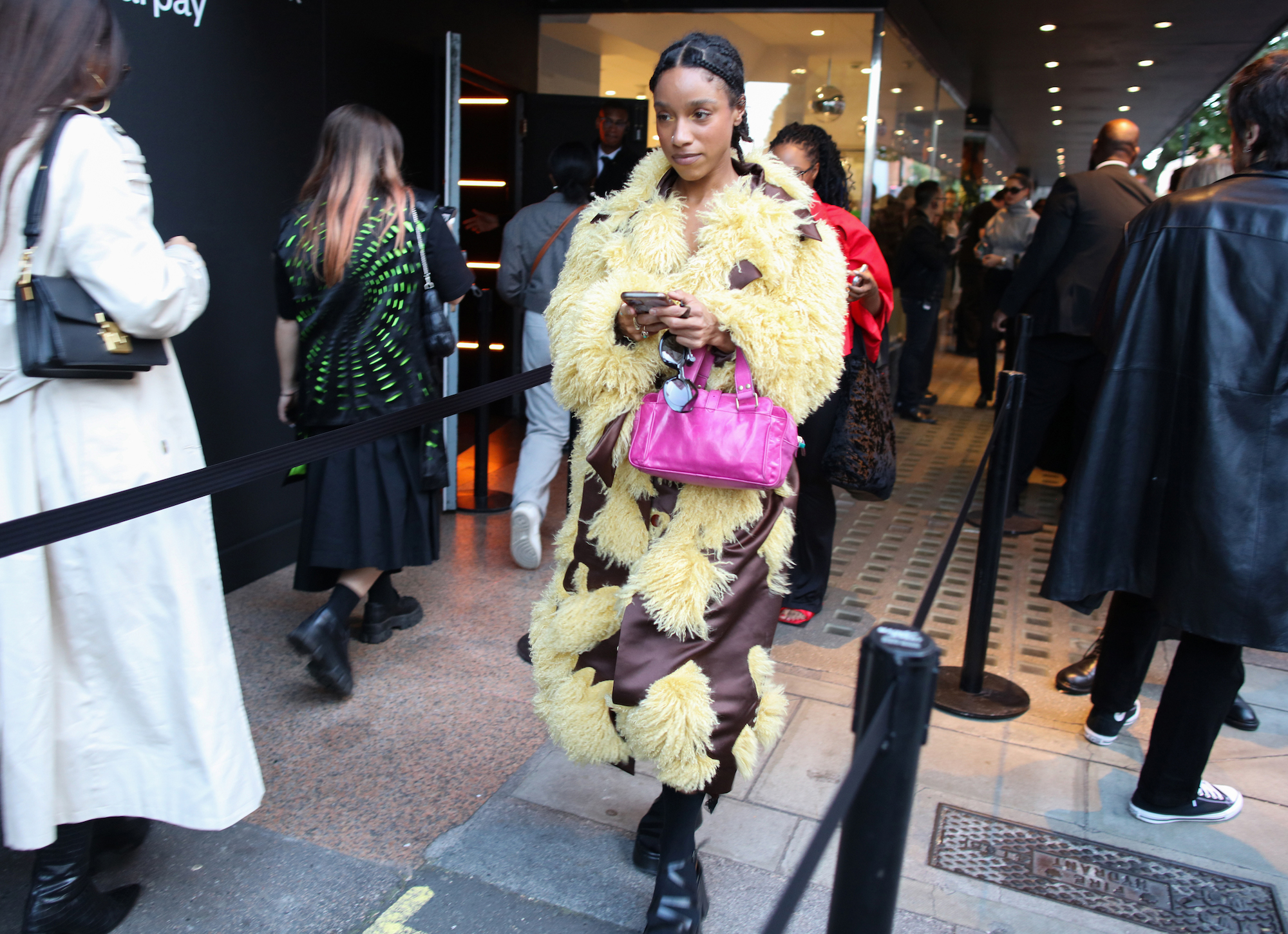 Furry jas tijdens LFW