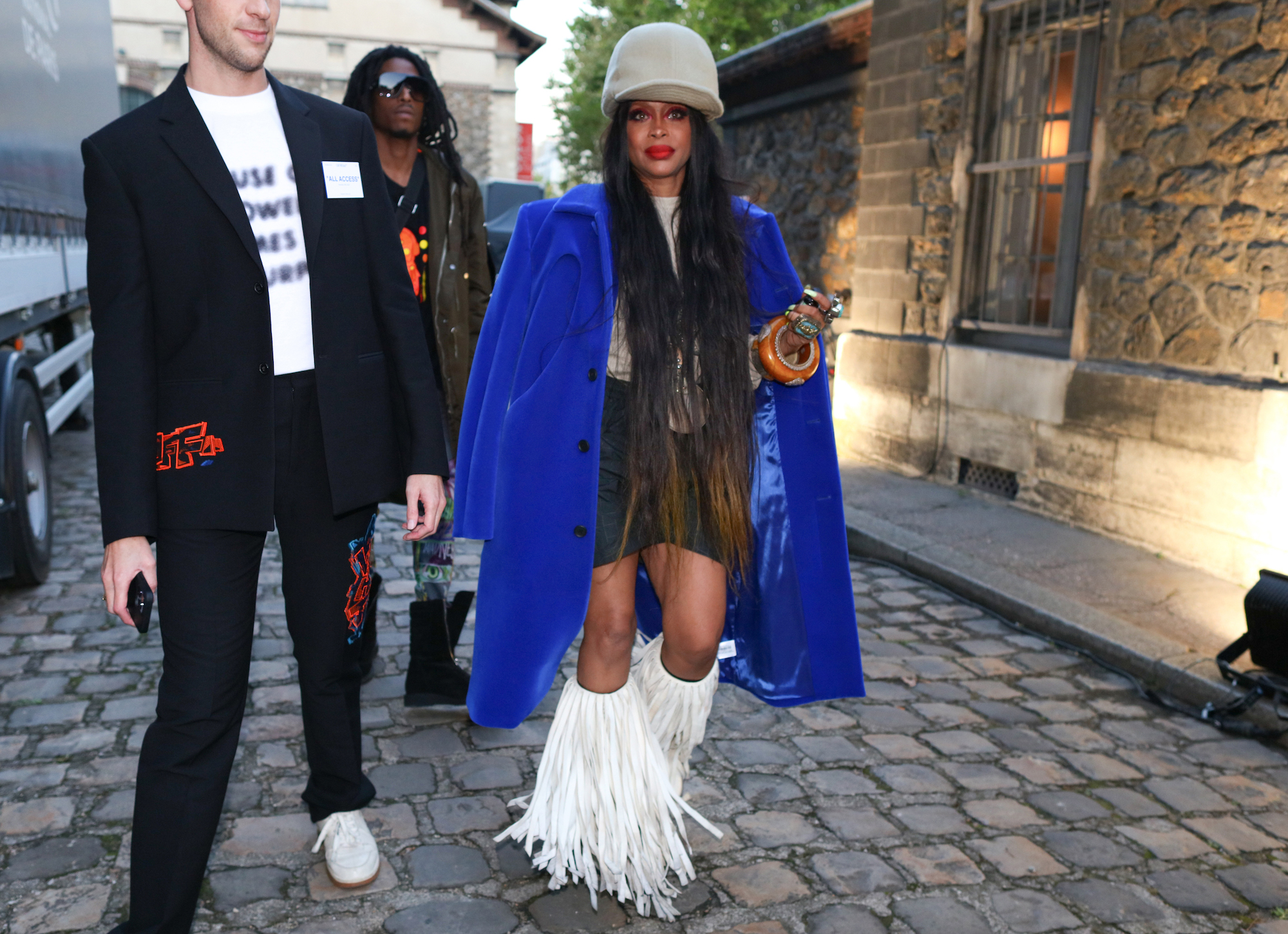 Kleurrijke jas tijdens PFW