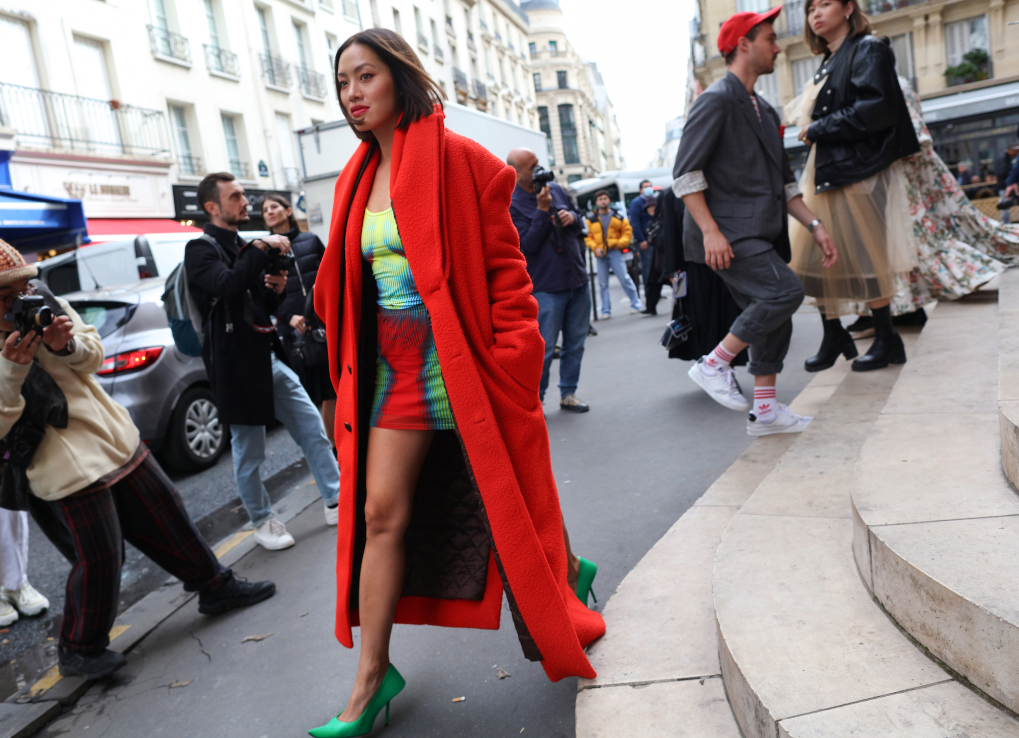 Kleurrijke jas tijdens PFW