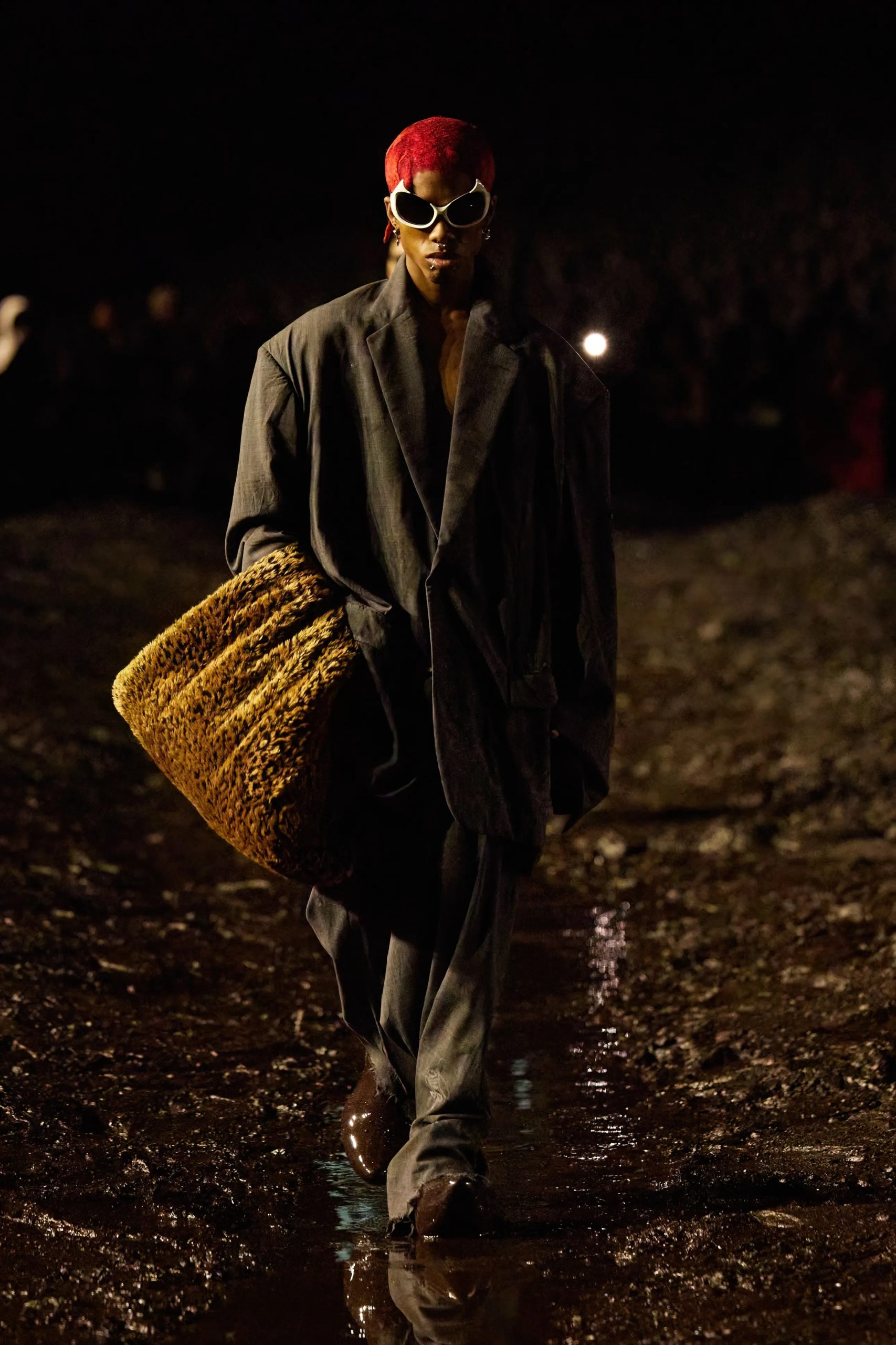 Een model op de catwalk bij de Balenciaga-show