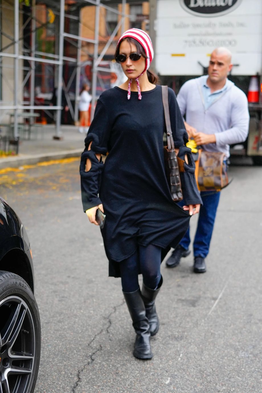 is-het-een-muts-is-het-een-balaclava-bella-hadid-kiest-voor-dit-ultieme-herfstaccessoire-228714