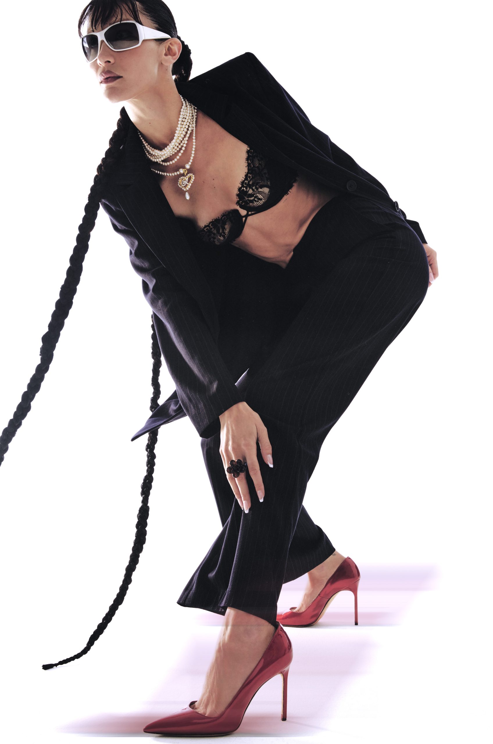 Bella Hadid in een zwart pak