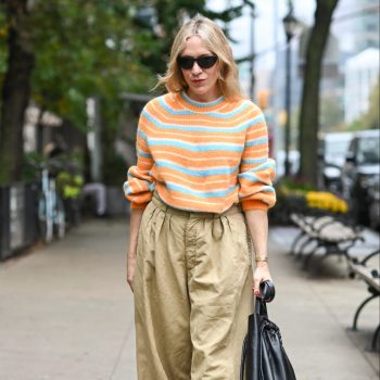 chloe-sevigny-geeft-een-cool-girl-twist-aan-de-chique-traditionele-herfsttrui-228758