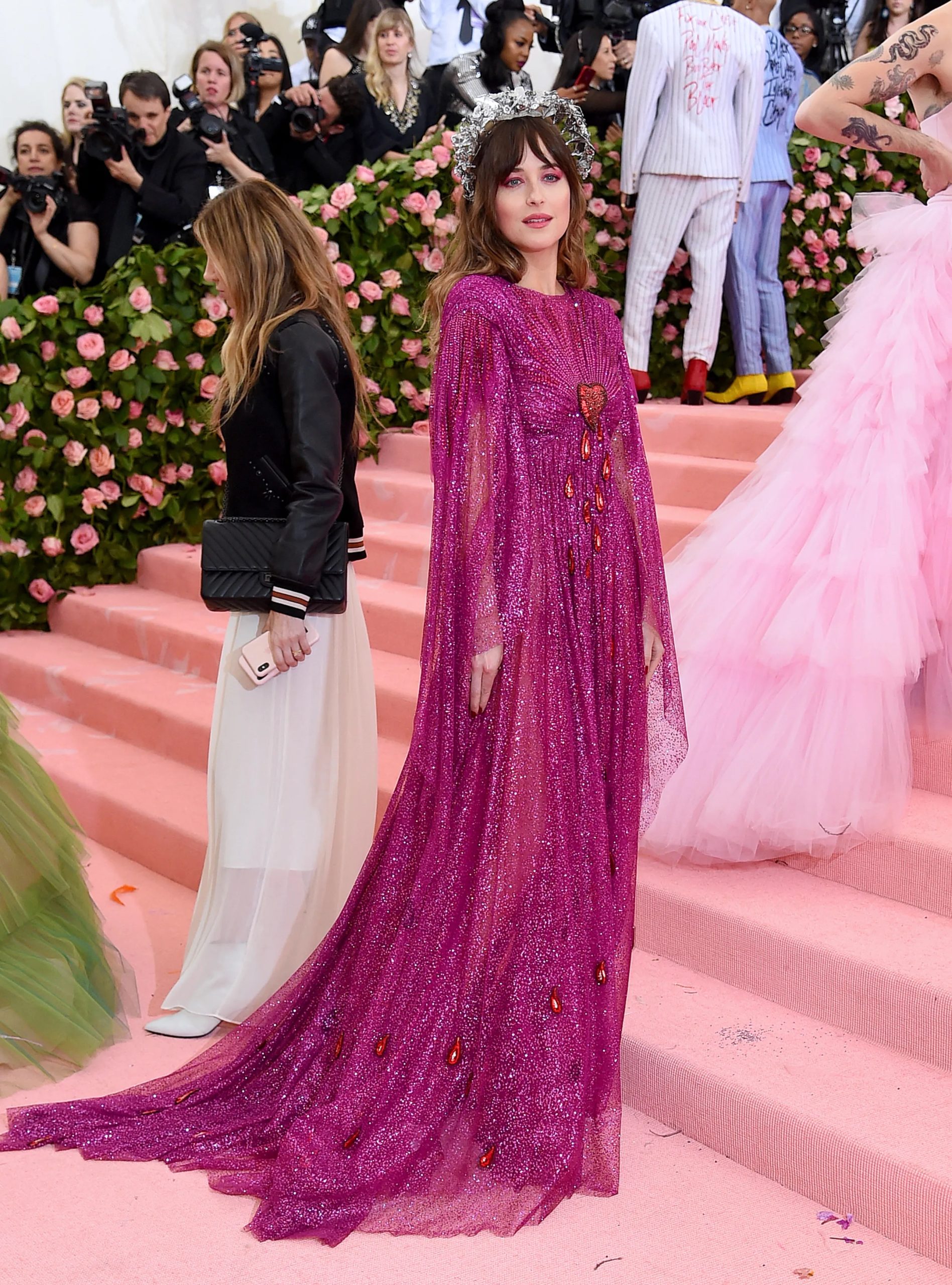 Haar Gucci-jurk tijdens het Met Gala van 2019, compleet met dramatisch hoofddeksel, was een hoogtepunt in Dakota's en Alessandro's modevriendschap.