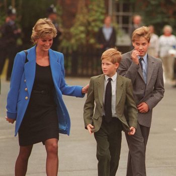 het-eerste-beeld-van-prinses-diana-met-prins-william-en-harry-in-the-crown-is-hier-227417