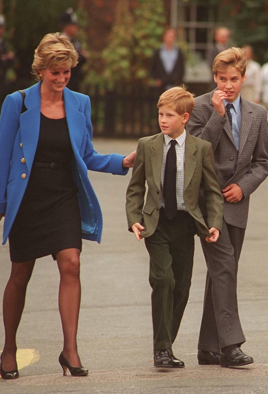 het-eerste-beeld-van-prinses-diana-met-prins-william-en-harry-in-the-crown-is-hier-227417