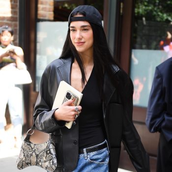 dua-lipa-tilt-de-leer-op-leer-look-naar-een-compleet-nieuw-niveau-in-amsterdam-226845