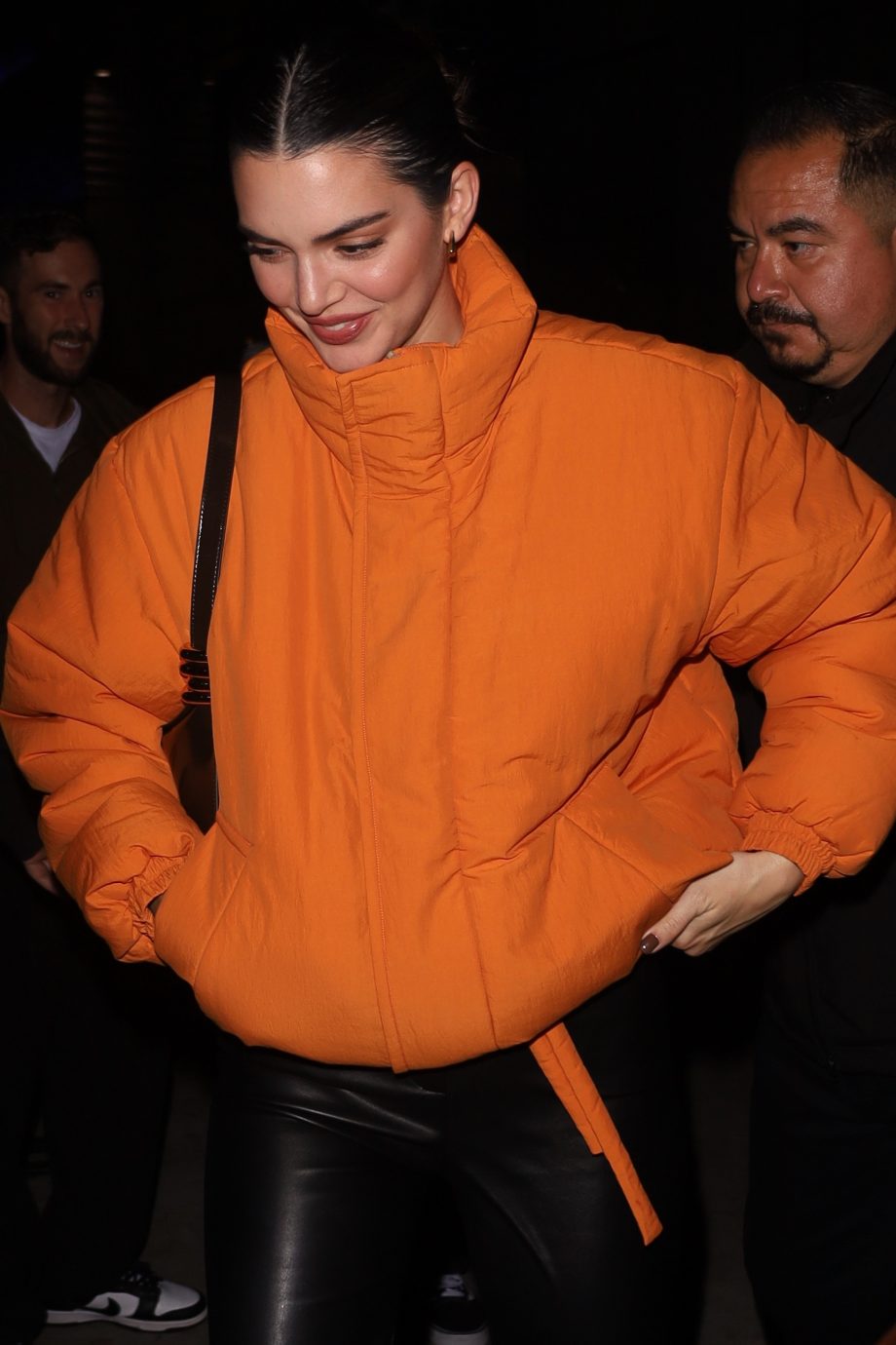 de-pumpkin-spice-kleurige-puffer-van-kendall-jenner-schreeuwt-herfst-228568