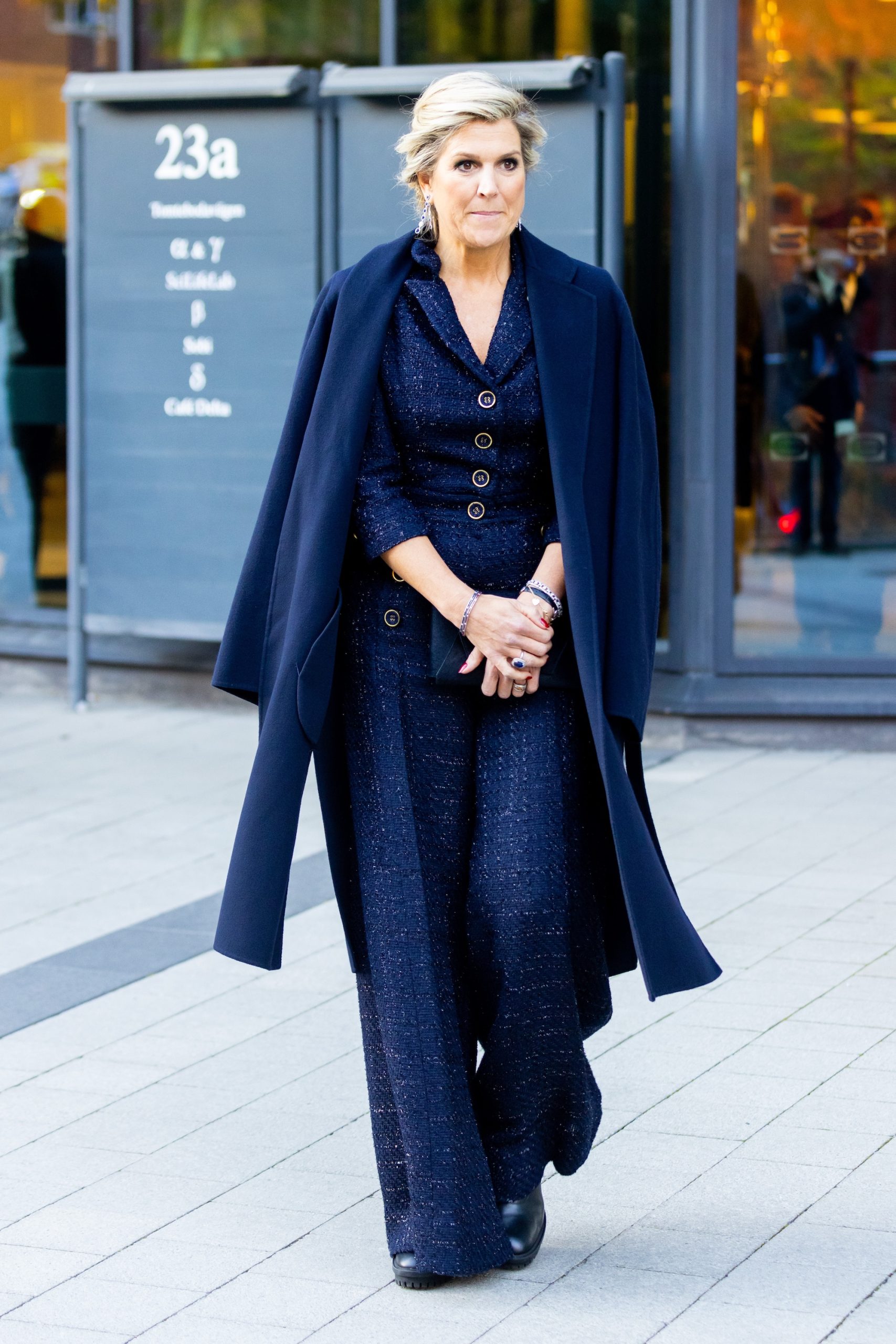 Máxima in donkerblauwe jumpsuit